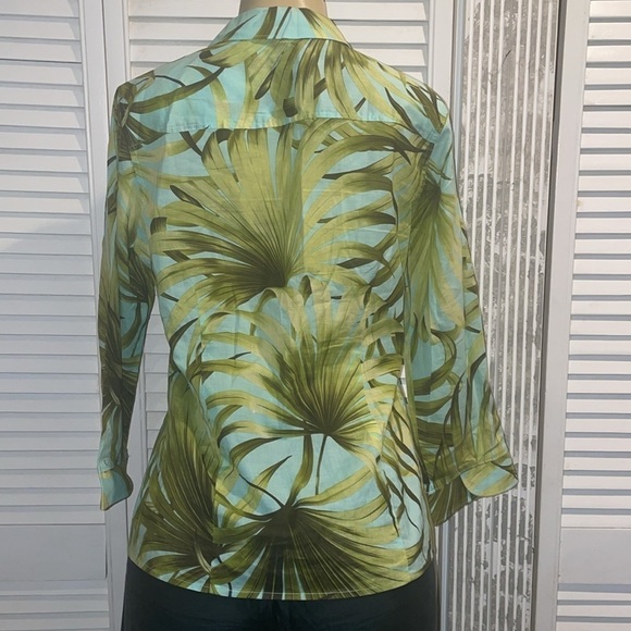 Tommy Bahama Floral Leaf Print 3/4 Sleeve Button Down Shirt. Size Medium - Picture 3 of 4